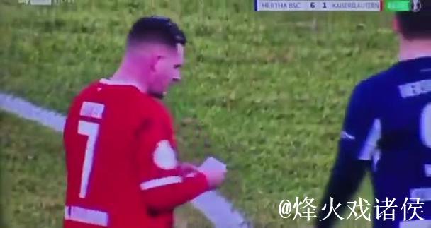 柏林赫塔球员抢断对手教练递给球员